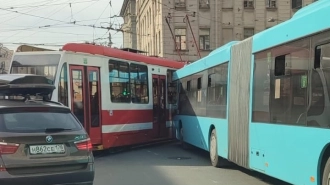 У станции метро "Технологический институт" столкнулись лазурный автобус и трамвай