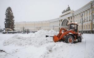 Более 1 тыс. спецмашин убирают снег в Петербурге во вторник