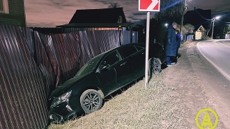 В Ленобласти человек, похожий на полковника МЧС, пьяным влетел в забор