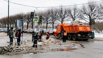 С петербургских дорог за неделю вывезли 312 тысяч кубометров снега и льда