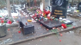 Вандалы разгромили могилу Михаила Горшенева