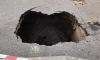 Жители Парголово заметили двухметровую яму в асфальте на Тихоокеанской улице