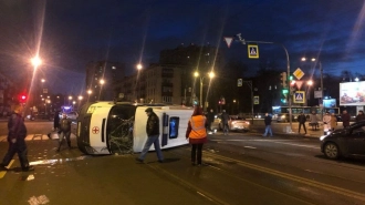 Карета скорой помощи перевернулась после ДТП в Петербурге