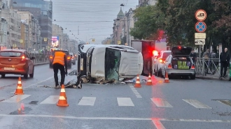 Mitsubishi легла на бок на перекрёстке Лиговского и Прилукской