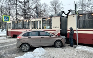 На перекрестке Ярославского и Енотаевской столкнулись "Лада" и трамвай