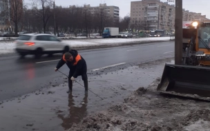 В Петербурге дорожные предприятия ликвидируют последствия оттепели