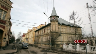 В Ломоносове старинный дом с башней сдадут в аренду п программе "Рубль за метр"