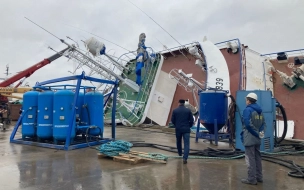 Водолазы ищут двух рабочих около накренившегося судна в Отрадном. Еще двум потребовалась помощь медиков