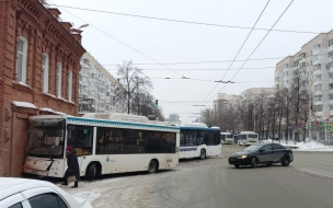 Автобус влетел в стену исторического здания в Уфе 