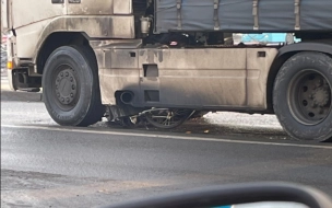 Велосипедист попал под колеса фуры в Невском районе