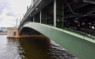 Из-за закрытого Биржевого моста в Петербурге растут пробки