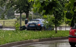 Синий Subaru вылетел на тротуар в Калининском районе