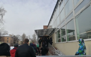 В Невском районе петербуржцы провели несколько часов в очереди за загранпаспортами