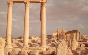 Петербургские специалисты разобрали завалы Триумфальной Арки в Сирии
