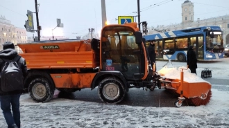 В Петербурге для уборки снега дополнительно привлечены 500 самосвалов