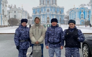 Петербургские росгвардейцы помогли китайскому туристу вернуть забытый рюкзак