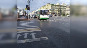 На Аничковом мосту столкнулись автобус и легковушка 