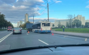 На проспекте Ветеранов столкнулись троллейбус и мусоровоз