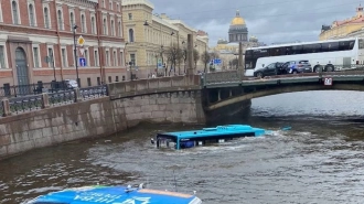 На набережной Мойки автобус с людьми упал в воду
