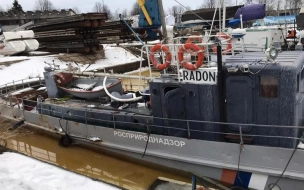 Возле яхт-клуба на Петровской косе подтопило катер Росприроднадзора