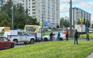 На проспекте Авиаконструкторов таксист протаранил маршрутку