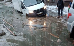 В Мурино "Газель" почти утонула в луже