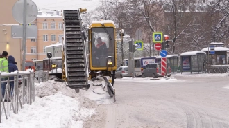 В Петербурге "Мостотрест" намерен найти тех, кто сбросил грязный снег в Мойку