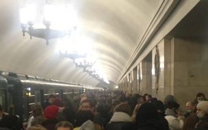 Движение по "красной" ветке метро ограничили из-за падения пассажира на пути