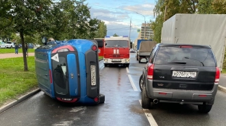 Kia перевернулась на бок в результате аварии на Замшиной улице