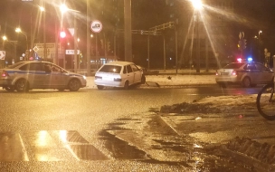 Пьяный водитель в Купчино врезался в столб, уезжая от полиции
