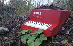 Уличный художник Loketski создал рояль из строительного мусора