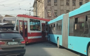 У станции метро "Технологический институт" столкнулись лазурный автобус и трамвай