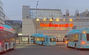 Автобус влетел в поребрик у остановки на Балканской площади