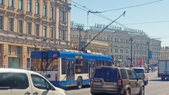 Троллейбус оборвал крепления проводов возле станции метро "Площадь Восстания"