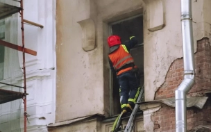 В Кировском районе загорелся мусор в неэксплуатируемом здании