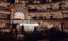 В Мариинском театре показали, как моют люстру весом 2 тонны на исторической сцене