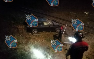 Водитель "БМВ" пробил ограждение и вылетел на железнодорожные пути у поселка Кузнечное