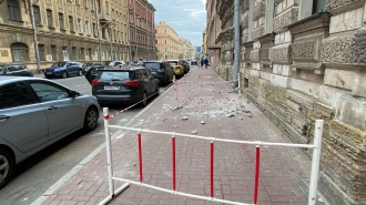 В Петербурге упала лепнина с фасада дома на Рылеева