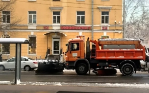 Петербургские коммунальщики вернулись к зимнему режиму уборки улиц из-за снегопада
