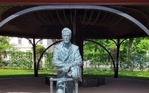 Рядом с умным фонтаном Сбера в Петергофе появилась скульптура фонтанщика