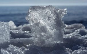 Мужчина провалился под лед на Финском заливе около дамбы