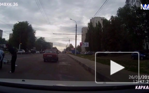 В Сети появилось видео того, как полицейский сбил велосипедистку на пешеходном переходе