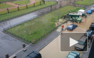 На улице Федора Абрамова из-за разлива воды “поплыли” припаркованные машины