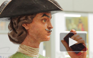 Памятник Петру I в образе современного туриста со смартфоном появился в Пулково