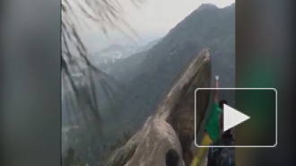 Леденящее сердце видео из Китая: мужчина сорвался со скалы в погоне за красивым кадром