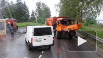 Появилось видео из Петербурга: фура протаранила автобус с пассажирами