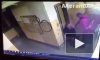 Видео: циничный грабитель избил и ограбил девушку у лифта