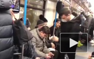 В Москве задержали пранков, которые изображали в метро "приступ коронавируса"