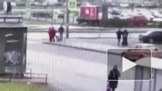 Видео: "Мерседес" вылетел с дороги и сбил пешехода на Рихарда Зорге
