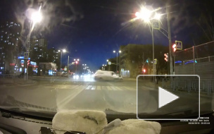 Жуткое видео из Нижнего Новгорода: Фургон сбил на перекрестке пешехода